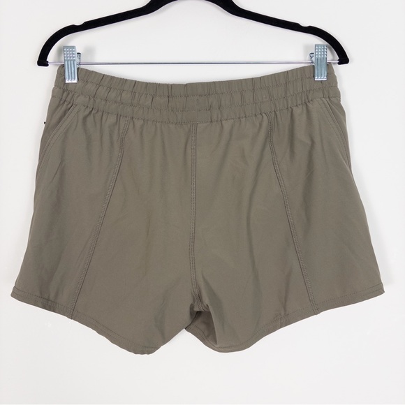 Vuori Clemintine Active Shorts in Light Oregano - Picture 7 of 8